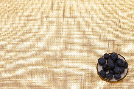 蓝莓对亚麻背景特写的木制板上。糖果背景 咖啡馆新鲜浆果做的酥馅饼