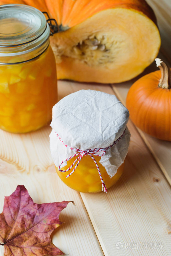 天然木桌上自制南瓜果酱的秋季静物图, 股票照片图像