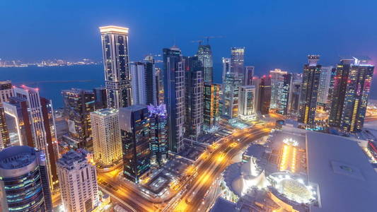 位于西湾地区的地平线, 从多哈天的顶端到夜间过渡 timelapse, 卡塔尔。照亮了现代摩天大楼鸟瞰从屋顶 atevening