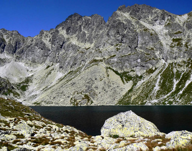 Tatra 山的一个美丽景色。塔恩和丘陵