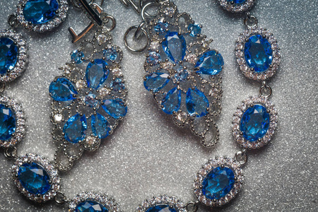时尚银手镯与蓝紫石耳环, 坦桑石仿