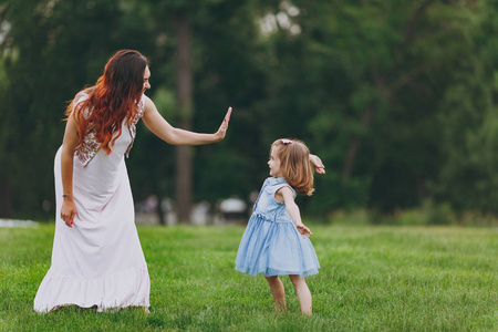 妈妈小女儿母亲节, 爱家庭, 亲子, 童年概念照片