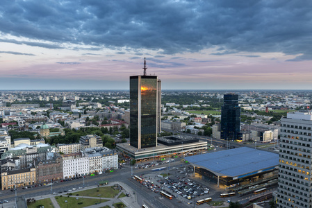 华沙市中心在黄昏时分的鸟瞰图图片