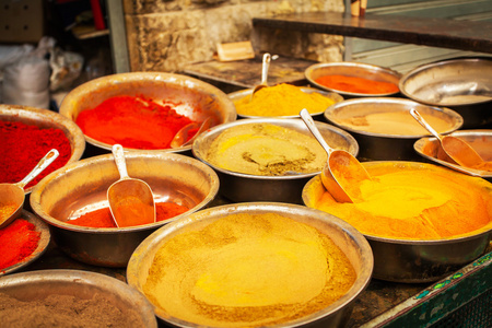 在耶路撒冷马哈尼耶胡达市场上各种彩色的调味品