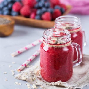 健康早餐与草莓, 蓝莓, 覆盆子的混合的果汁照片