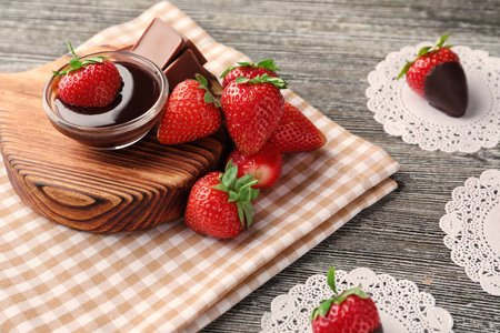木桌上有巧克力的美味草莓