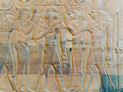 在古埃及神庙的墙上的雕刻品图片