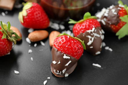 美味的草莓覆盖在盘子上的巧克力, 特写