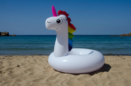独角兽充气漂浮在沙滩附近的海面上。暑假, 海滩度假。充气独角兽花车
