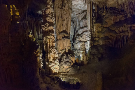 洞穴中的钟乳石和石笋观