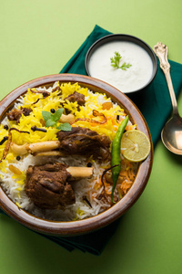 克什米尔羊肉 Gosht Biryani  羔羊 Biryani  羊肉 Biryani 配酸奶沾酱，选择性焦点