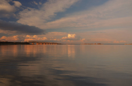 黄昏时分, 湖面上美丽的云彩和五颜六色的湖水映在傍晚。夏天的风景。横跨第聂伯河河的桥梁和水坝, Cherkasy, 乌克兰