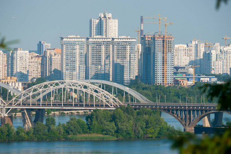 现代都市高层建筑背景下的一座风景如画的跨江桥梁