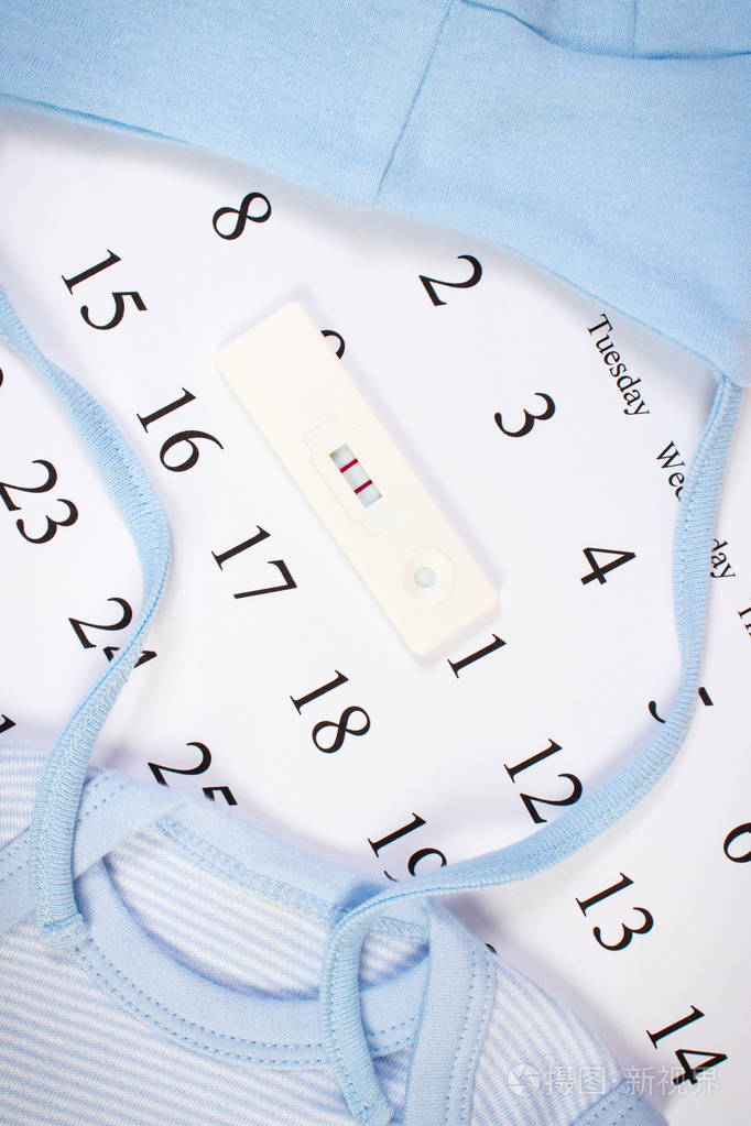 妊娠试验阳性结果与新生儿在日历上 期待婴儿服装照片 正版商用图片0rcrmc 摄图新视界
