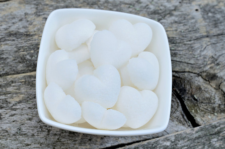 土耳其心在碗里在白色的碗里的糖心照片