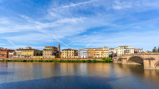 五颜六色的老建筑线在意大利佛罗伦萨的阿诺河
