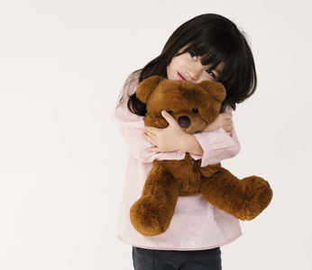 女孩抱着玩具熊照片