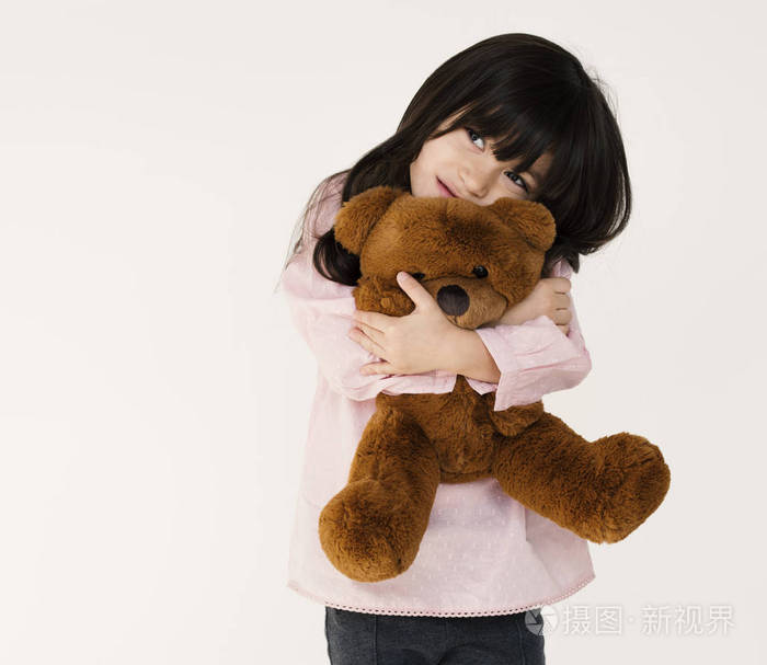 女孩抱着玩具熊
