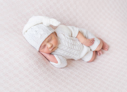 婴儿睡在身边，在针织套装