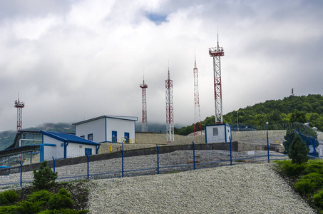 五红色闪电接收器反对绿色山和天空的背景