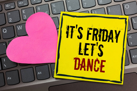 手写文字书写 s 是星期五让 s 是跳舞。概念意义庆祝开始周末去党迪斯科音乐写在黑色边框黄色页面触及粉红色的心脏电脑键盘