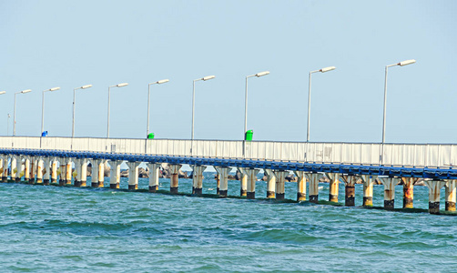 黑海 海滨和海边用蓝色水大桥