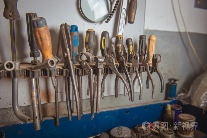 在工具棚里或车间的墙上挂着的老式工具