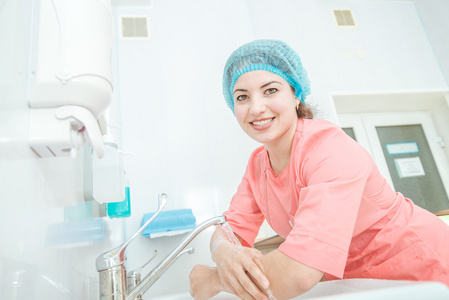 外科医生在业务前洗手手术前外科医生洗手用肥皂洗手快乐的女人洗手