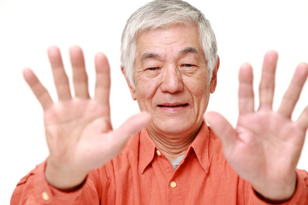 日本老人做停止手势