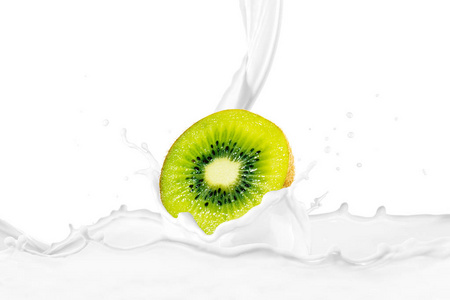 牛奶倒在新鲜减半的猕猴桃与飞溅照片