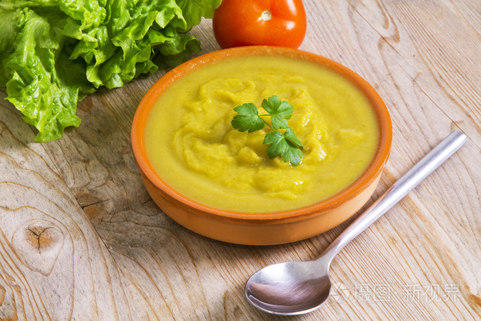 粘土板与汤和蔬菜汤