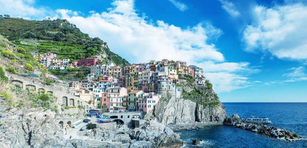 Manarola，五土地。海岸线和城市建设的鸟瞰图