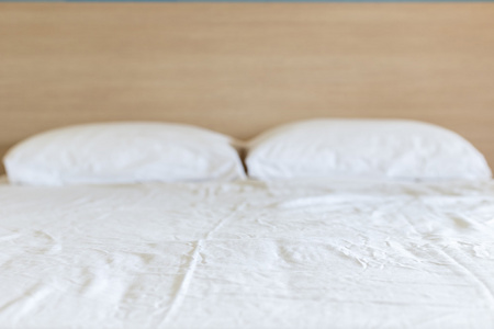 白色床上用品床单和枕头，凌乱的床上概念