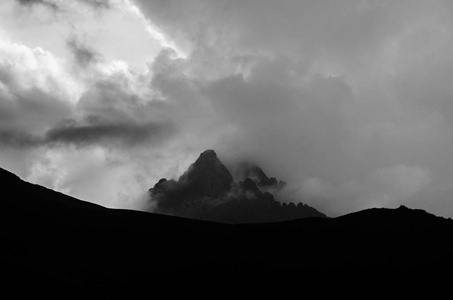 从云层后面可以看到高山