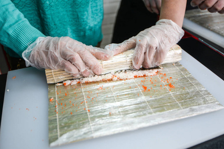 制作寿司的过程