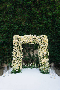 典雅的婚礼在夏天庭院椅子花瓣和拱