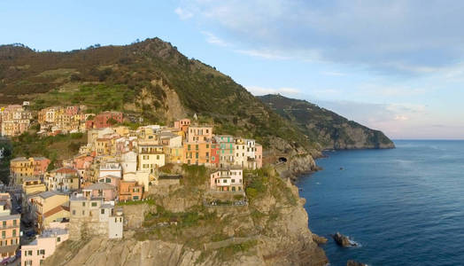 Manarola，五土地。海岸线和城市建设的鸟瞰图