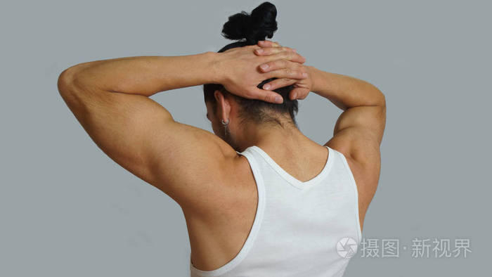 聚集的头发做白色无袖 t 恤,看到从回来,与他一起在后颈上的手中的弓