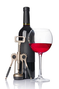 红葡萄酒瓶, 空的黑色标签和玻璃品尝与螺旋形的白色背景下分离
