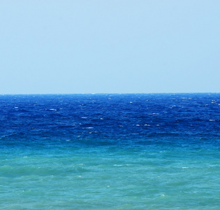 海浪和蓝色绿松石水波与明亮的蓝色天空