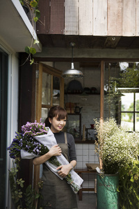 女人花店手持鲜花花束