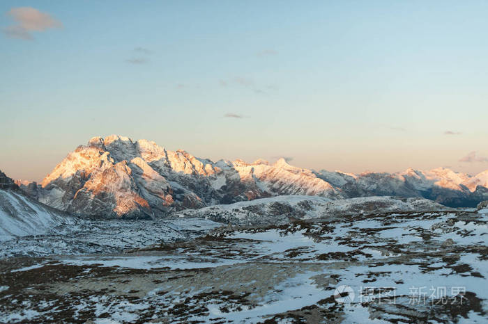 意大利白云岩冬季的雪山山顶全景