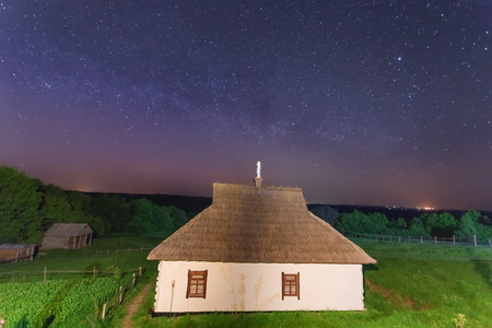 在一个繁星满天的小农村房子图片