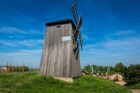 捷克摩拉维亚 Vrbice 村的木制风车