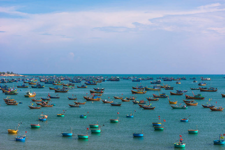越南渔船村庄与传统多彩钓鱼博