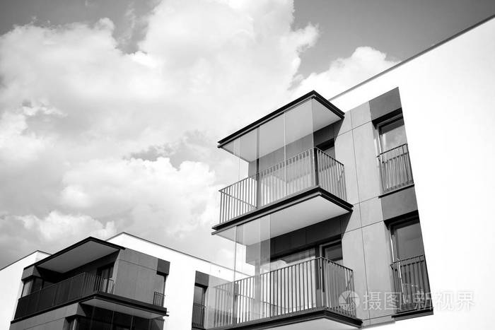 现代公寓建筑外观。黑色和白色