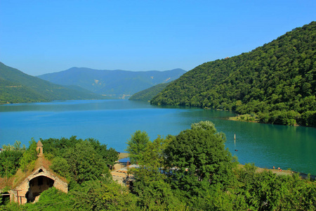 查看从湖上高加索山脉