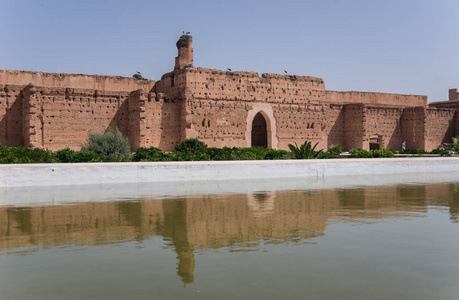 墙体的反射在池的巴迪宫或宫 El 迪在摩洛哥马拉喀什
