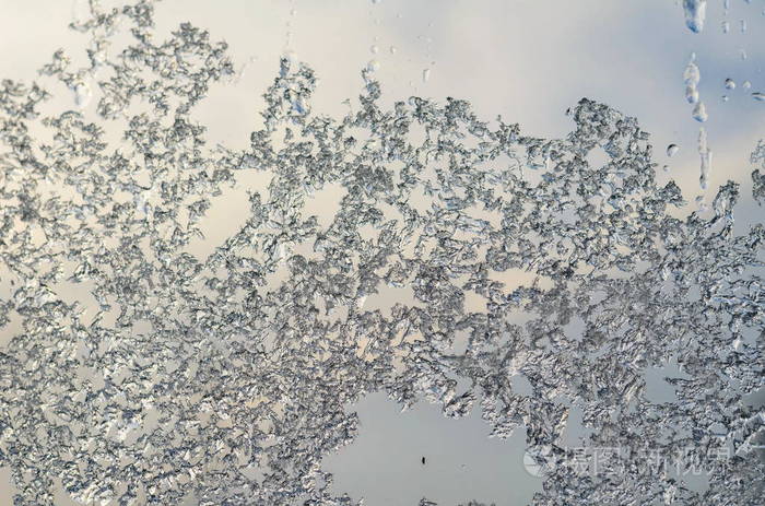 冰在玻璃窗上, 霜在蓝色天空背景在冬天