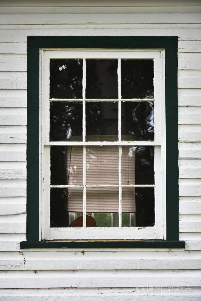 用白色和绿色油漆的旧木制窗户的图像
